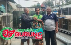 Nardi Annisa (kanan) & Joni Manik (kiri) saat transaksi di markas Panorama BF Bandung.