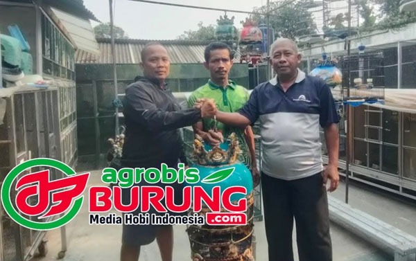 Nardi Annisa (kanan) & Joni Manik (kiri) saat transaksi di markas Panorama BF Bandung.