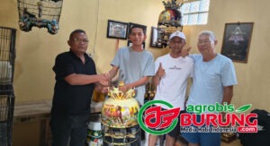 Uki (kedua kiri) & para tokoh perkutut Bandung.