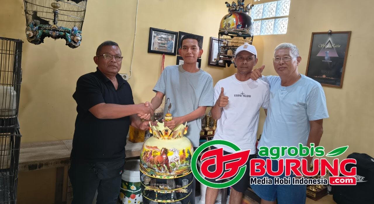 Uki (kedua kiri) & para tokoh perkutut Bandung.